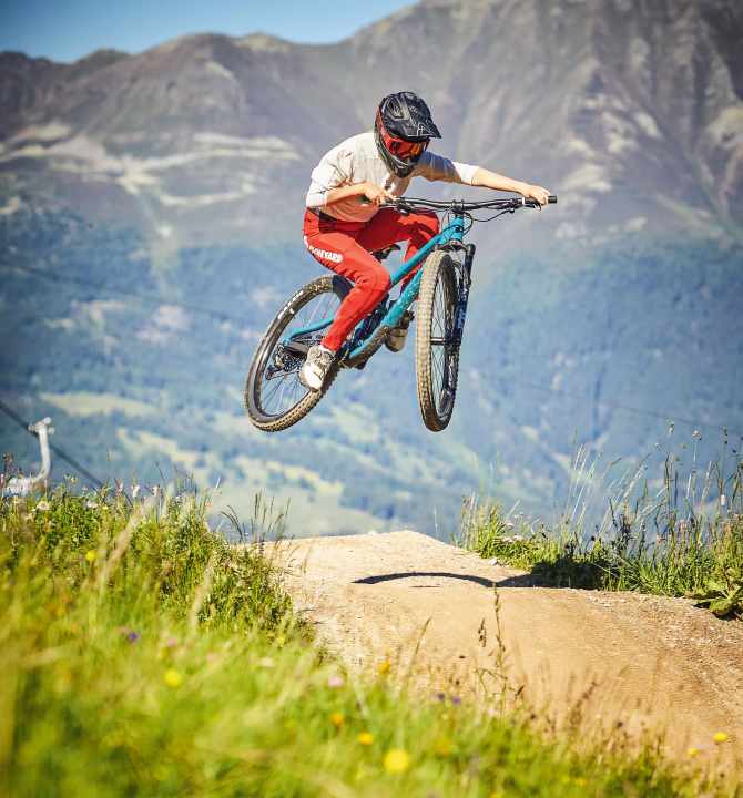 Natürlich müssen Trailduros auch fliegen können. Testerin Bella Chen checkt die Flugfähigkeit des Propain Hugene – und das mit Deathgrip. Guckt mal hin.