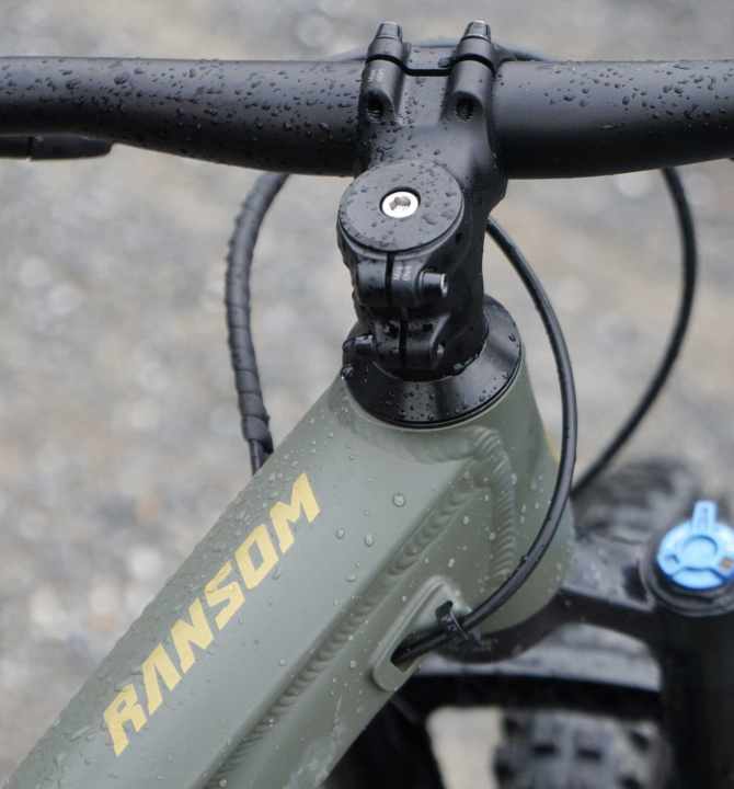 The cables and hoses are on the inside, and a dropper post is also on board.