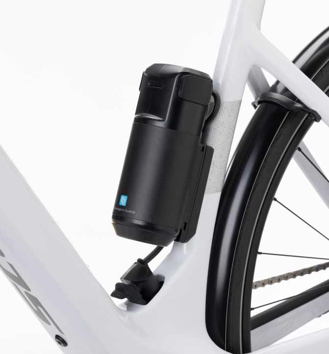 The corresponding 360 Wh battery is inconspicuously installed in the down tube. It takes just two hours to charge the main battery to 80 % - if required, it can even be supplemented with an additionally available 160 Wh range extender.