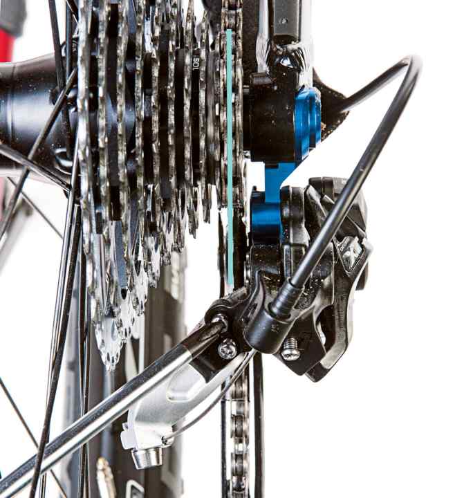 Prüfen Sie als Erstes, ob das Schaltauge gerade ist. Der Schaltkäfig sollte genau in einer Linie unter dem Ritzel verlaufen. Ein verbogenes Schaltauge repariert am besten der Fachhändler. 