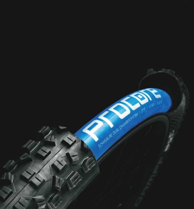   Die zwei Hauptbestandteile des Procore-Systems von Schwalbe: der offene Innenreifen und der Schlauch mit Spezial-Ventil.