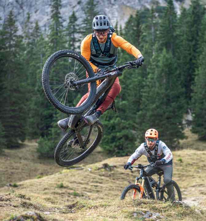 At almost 27 kilograms, the Scott Patron is more of a cargo jumbo than a fighter plane. Nevertheless, it is surprisingly willing to take to the air - provided you have the right driving technique. 