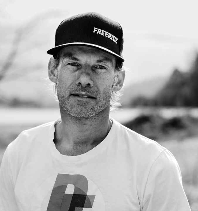 “Wenn Sponsoren, Kameras und Klickzahlen den Takt vorgeben, verliert der Mut seine Würde”, sagt Dimitri Lehner, ehemaliger FREERIDE Chefredakteur und Event-Beobachter seit 2001.