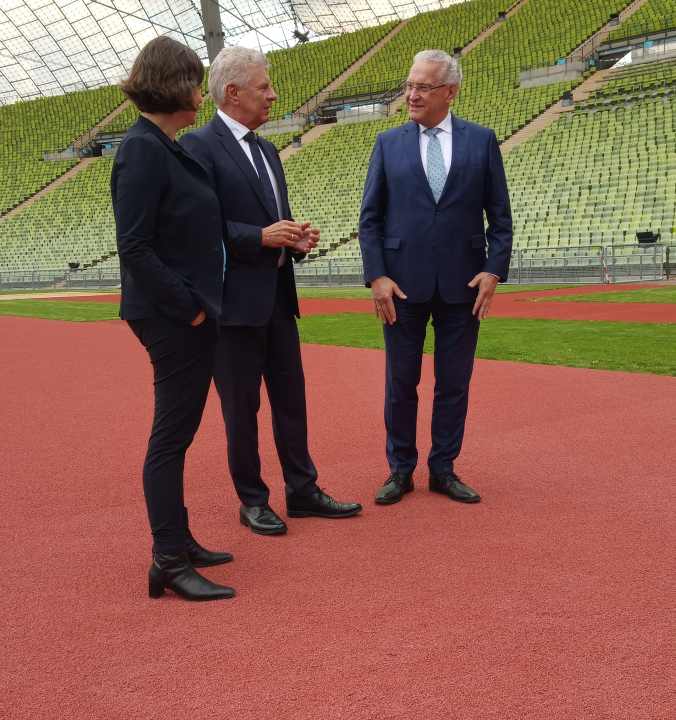 Münchens Oberbürgermeister Dieter Reiter (Mitte) bei einer Presseveranstaltung 100 Tage vor den European Championships