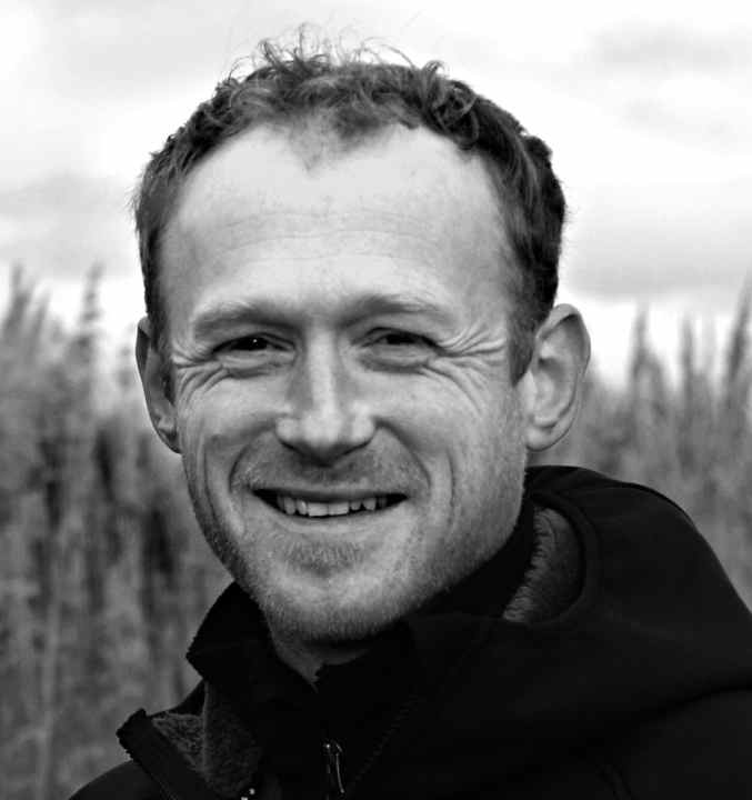 Guido Augustiniak, Fibertec: "Residue from sweat and dirt is the slow death of functional clothing. It is therefore advisable to wash them regularly. In principle, membranes can always withstand considerably more washes than coatings. As soon as a grey 'bacon edge' forms around the collar or cuffs, it's time to wash the rain jacket."