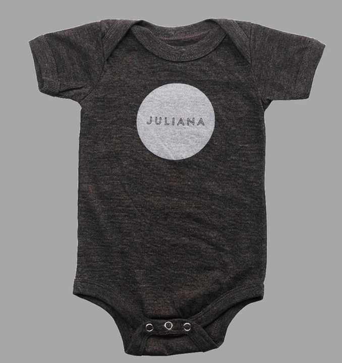 Farbe bekennen und das am besten schon als Baby. Das One-Peace mit dem Juliana-Label.