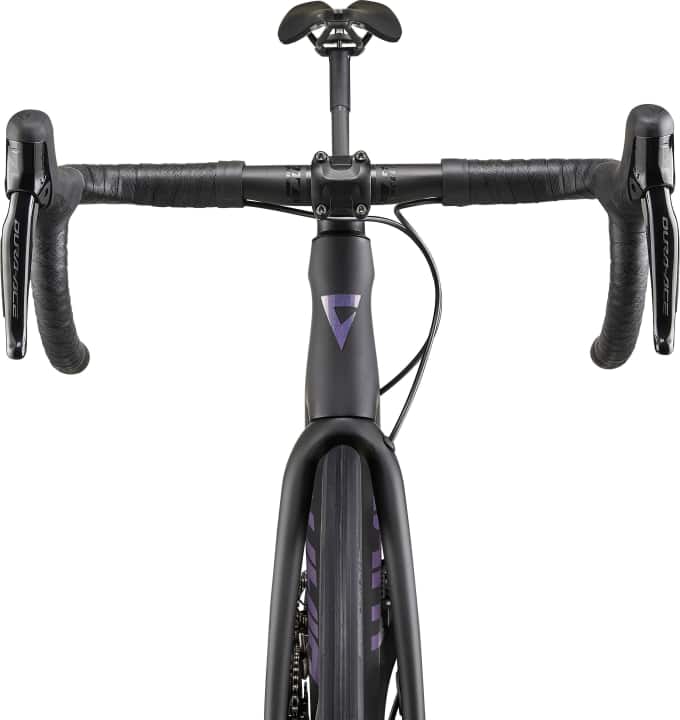 Giants TCR trägt frei verlaufende Leitungen und einen klassischen, runden Lenker – eine seltene Ausnahme in dieser Preisklasse.