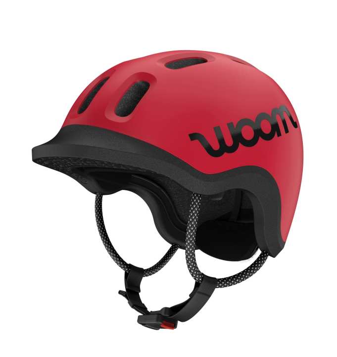 Der knuffige Kinderhelm von Woom lässt sich besonders leicht bedienen und bietet ein Rücklicht für mehr Sicherheit im Straßenverkehr.