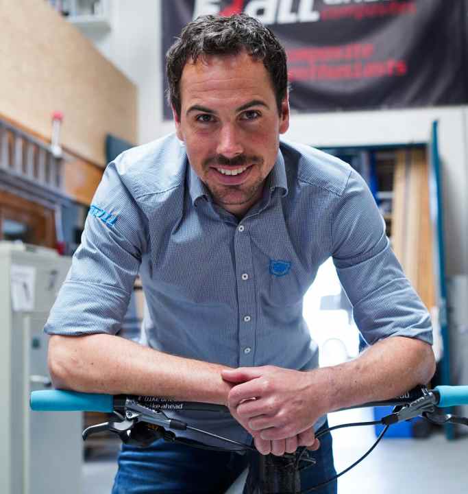   The Swiss Thomas Stoll is the face behind the Stoll brand. When the former marathon pro decided to set up his own MTB brand three years ago, he consciously decided against Far East production. Bike Ahead Composites is the perfect partner for him. The quality is outstanding and social and ecological aspects also play a role in production. The frames are built in Würzburg, taking the customer's wishes into account, and the decals are normally applied and assembled in Switzerland. This time, Thomas Stoll travelled all the way from Switzerland to film Bernd's frames.  