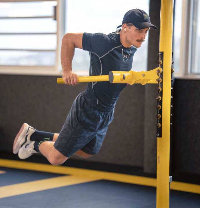 Core exercise with lots of body tension: the support squat