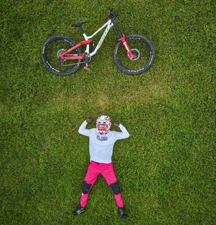 Like an action figure: Powerranger Elias with Scott Gambler power bike. The standard bike is available from 4700 euros, the top model costs 9600 euros. 