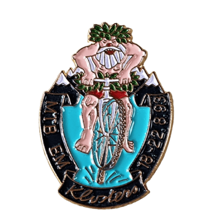 Die  Schweizer Gemeinde Klosters hat in den 90ern MTB-Geschichte geschrieben. Mit dem Marathon Swiss Bike Masters. Aber auch mit der EM 1993, aus deren Anlass diese Plakette erschien.