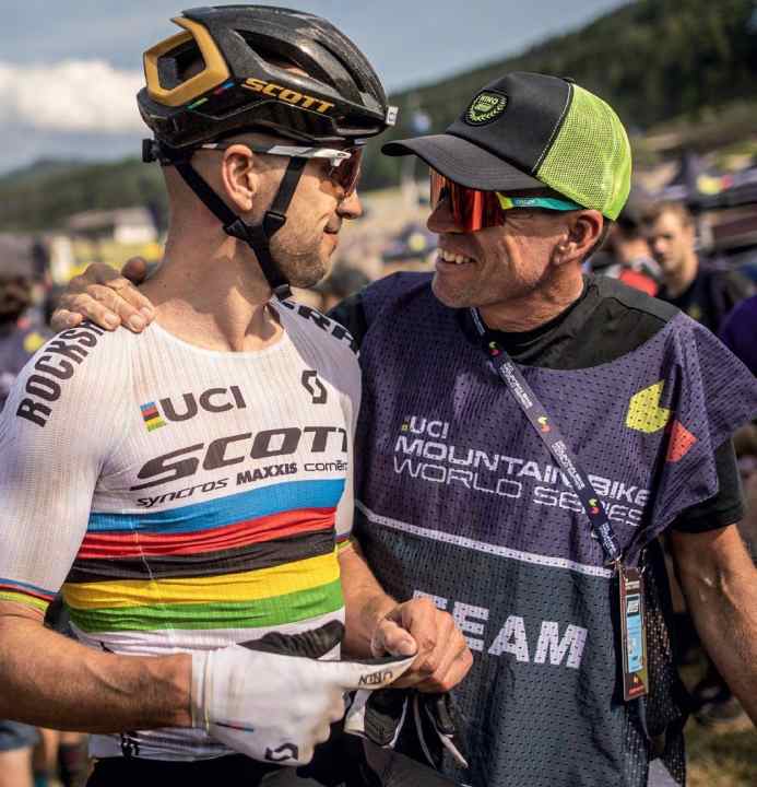 Dass ihm auf der Rennstrecke so gut wie keiner folgen kann, liegt auch an der intensiven Zusammenarbeit mit Teamchef Thomas Frischknecht, der früher selbst Worldcup-Star war.