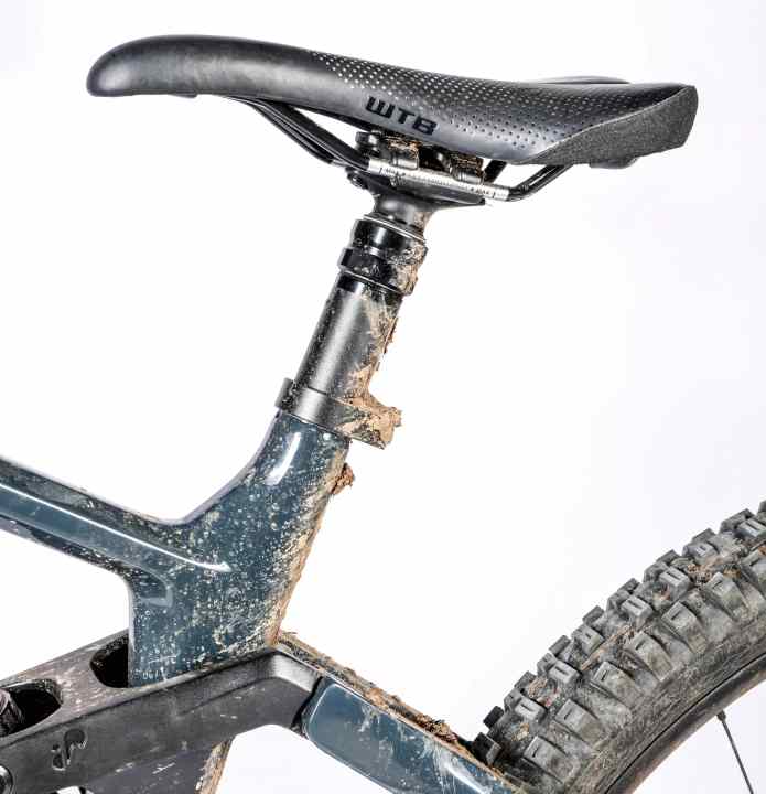 The dropper post on the Sciu Aspen could not be lowered completely due to the short seat tube. The rear suspension was on the firm side - with 35 per cent sag it only provided sufficient comfort.