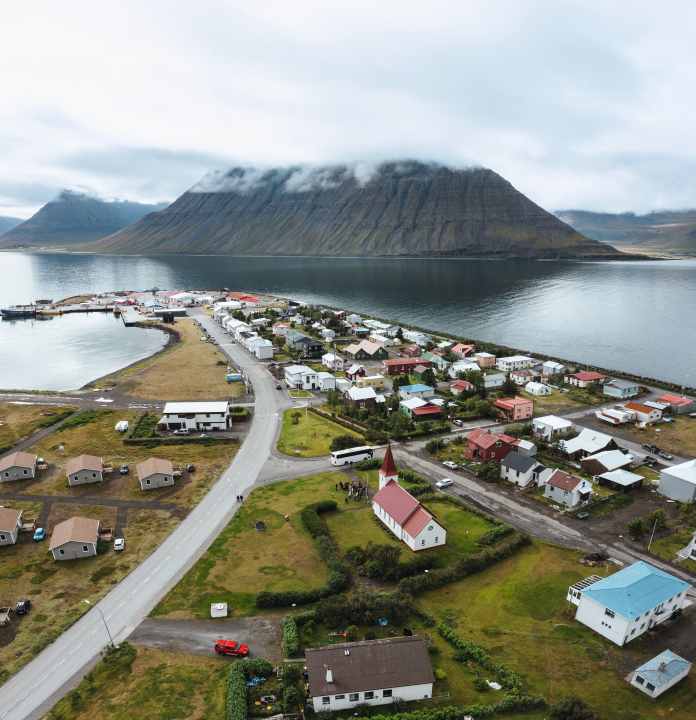 L'Islande en Gravelbike : Flateyri (jour 8) signifie "banc de sable plat" - le village de Flateyri se trouve également sur une