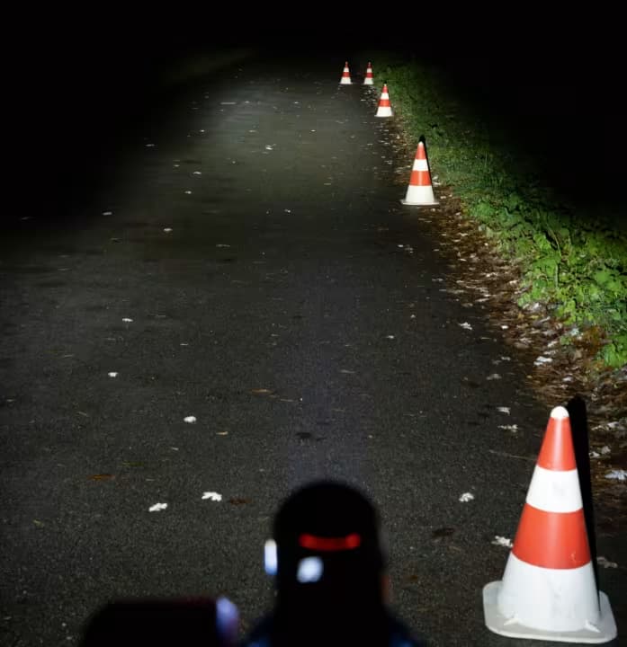 Sigma Aura 100: Eher homogenes Leuchtprofil mit Spotneigung am Ende des Lichtkegels, Seitenstreifen noch im Profil.