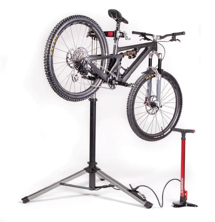 Stark wie Arnie: Dank seines Pneumatik-Zylinders hievt der Feedback Sports Pro Air Lift Bikes bis 45 Kilo spielend leicht auf Arbeitshöhe