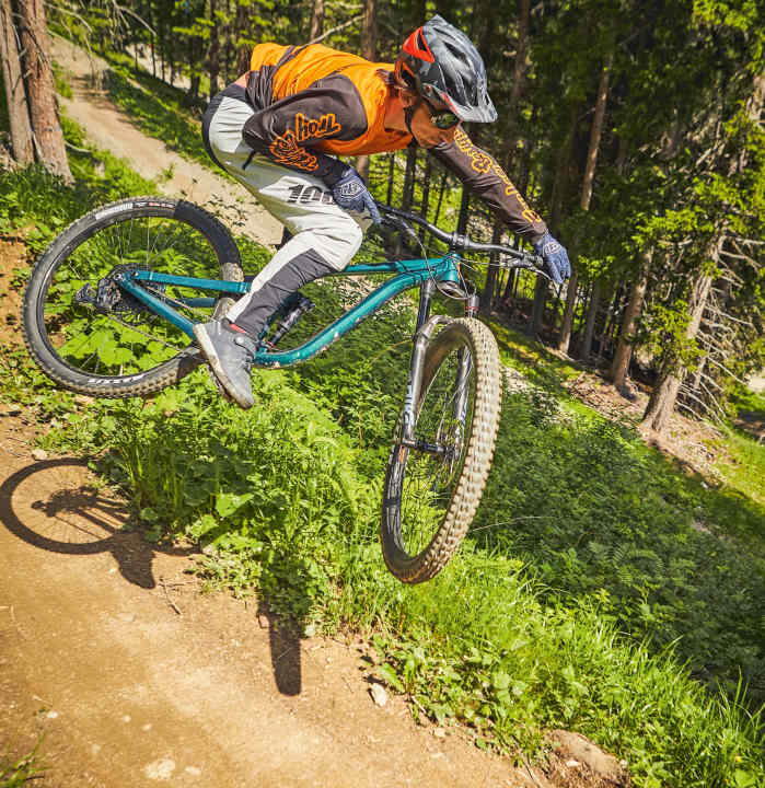 Will spielen, kann spielen! Zumindest, solange der Trail nach unten führt: das Kona Process 134 DL.