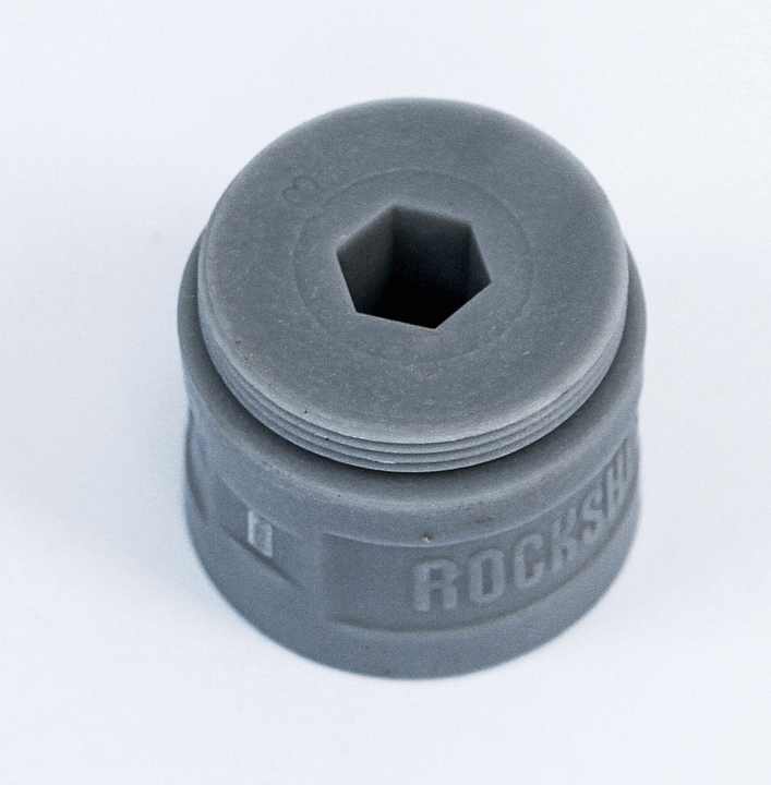   Fox und Rockshox liefern sogenannte Spacer oder Tokens mit, mit denen sich die Luftkammer der Gabel verkleinern lässt. Das lässt die Kennlinie steiler ansteigen (mehr Progression). Allerdings muss man zum Einbau die Gabeln öffnen.