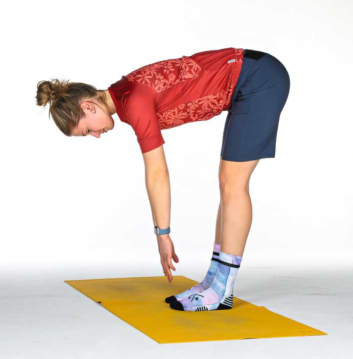 Selbstversuch: Mit den Fingerspitzen sollte jeder an die Zehen kommen.