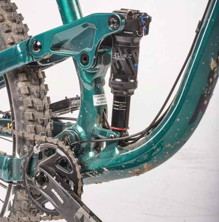 The rear end of the Kona Process has plenty of pop for jumps, but reacts insensitively on rough descents and passes impacts on to the rider. We would have liked more comfort here. The platform function works very efficiently.