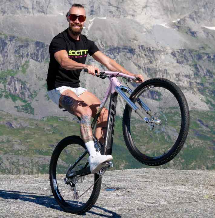 Dangerholm freut sich über sein neustes vollendetes Tuning-Projekt: ein Scott Spark RC