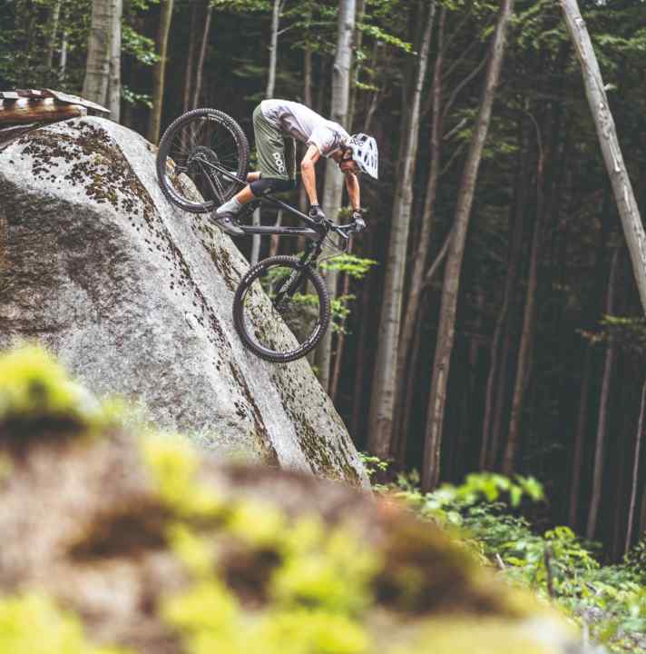 Trau Dich! Die Steilabfahrt zählt zu den faszinierendsten Moves im Biking. Es ist irre, wie steil fahrbar ist.