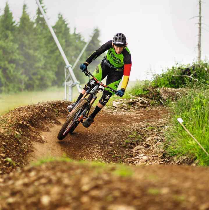 Der Bikepark nahe der deutschen Grenze hat einige anspruchsvolle Strecken im Angebot, aber auch Flow-Strecken, auf denen Einsteiger und Familien auf ihre Kosten kommen. Auf dem Foto zusehen: Ein altes Foto von Racer Max Hartenstern.