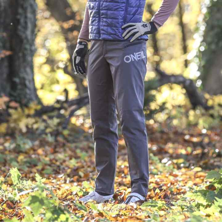 Good and affordable? That definitely applies to the O'Neal Trailfinder Pants. However, there are still a few details that could be improved. The material is a little sweaty in action.