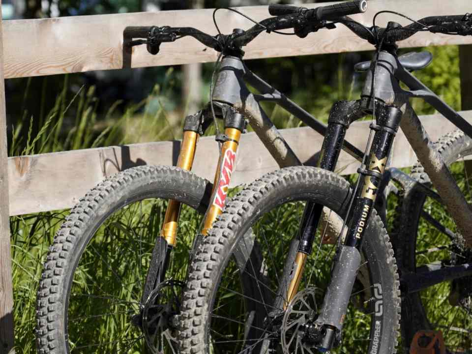 Duell-Gegener KYB (li.) und Fox Podium (re.). Hier in unseren Einheits-Bikes.
