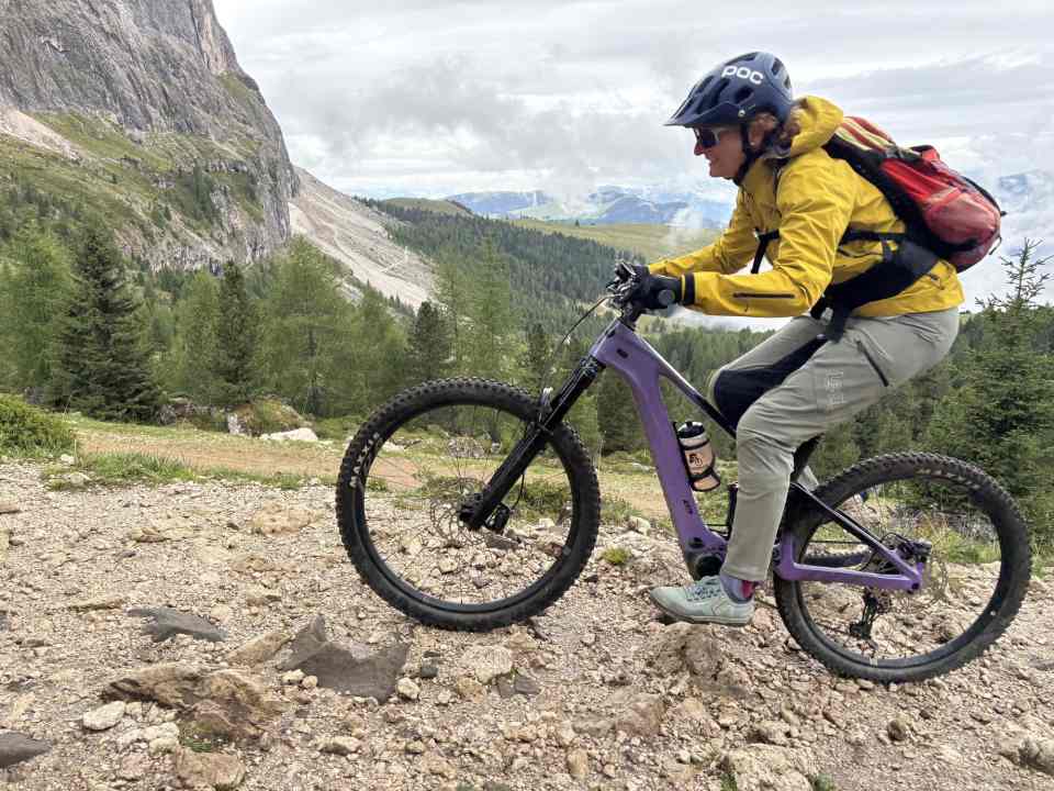 [Image]]

Steep and bumpy uphill. Thanks to its customisable geometry, the Liv Intrigue X Advanced E+ offers sufficient traction even on rocky Dolomite ramps.