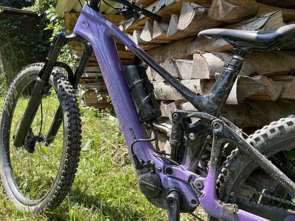 Extra boost: When the 400 Wh in the main battery is used up, the range extender provides a further 200 Wh. It sits in the bottle cage and is connected by cable.