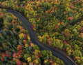 Wie aus dem Malkasten präsentiert sich die Landschaft entlang des Cabot Trails in Nova Scotia im Herbst.
