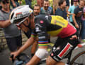 Remco Evenepoel kämpft sich gekennzeichnet von einem Sturz ins Ziel