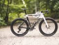 Das Canyon Grail CF SLX Di2 Gen 3 ist unseren Test-Erfahrungen nach nein astreines Race-Gravelbike für die Langstrecke.