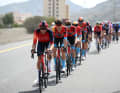 Das Peloton bei der Anfahrt zum Jebel Jais