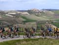 Kämnas Team Bora-Hansgrohe kümmert sich um die Nachführarbeit im Peloton