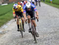 Mathieu van der Poel eröffnet das Finale mit einer Attacke rund 80 Kilometer vor dem Ziel, der zunächst nur Wout van Aert folgen kann
