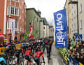 Das Peloton am Start der 1. Etappe der Tour of the Alps 2023 in Rattenberg