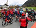 Kurios: Das Peloton muss zwischenzeitlich nach einer Fehlleitung angehalten werden