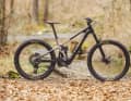 Das Pivot Shuttle AMP'd schließt die Lücke zwischen Trail und Enduro. Fahrstark und schluckfreudig und dabei spaßig und agil. Aber leider extrem teuer.