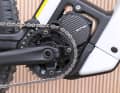 Rotated motor: The free-standing Shimano EP8 has been rotated upwards to create space for removing the battery. The motor is held in place by a C-shaped carbon profile.