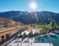 Aus Naturmaterialien der Region in die Landschaft des Ultentals eingefügt: das Arosea Life Balance Hotel.