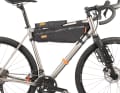 Bei dem kleinen Teil oben auf dem Oberrohr handelt es sich um ein Fahrrad-Trage-System.