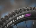 Purple stands for sticky rubber! Ultrasoft is the softest and therefore grippiest compound in the Schwalbe portfolio. On the front wheel of the Nduro, this provides a lot of grip and riding safety. Haibike only uses Supertrail for the carcass at the front. On a bike with this level of downhill performance, more emphasis could be placed on puncture protection.