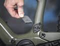Broken? No. The cover for the charging port has a "predetermined breaking point" and can simply be clipped back on. The idea behind it: When the additional battery is connected, the flap is removed and cannot rattle.