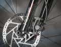 The biggest weakness: The two-piston brakes from Tektro offer very weak braking performance. Even the robust 200 mm discs don't help.