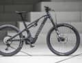 A well-equipped e-all-mountain bike at an affordable price. The only drawback: the Shimano EP801 can no longer keep up with the new generation of power motors. Our test bike was fitted with the Fox 38 Performance fork, but the Spectral:On CF 8 comes as standard only with the 36 Rhythm fork.