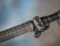 Die Shimano-Remote fällt etwas klobig aus. Von den wichtigsten Knöpfen bis hin zu kleinen LEDs für U-Stufe und Akkustand ist hier aber alles an Bord.