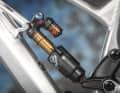 The beefy X2 shock from Fox supports the good absorption capacity of the rear end. The adjustment options are varied, but only accessible with an Allen key. The split rebound setting in low and high speed can be slightly overwhelming.